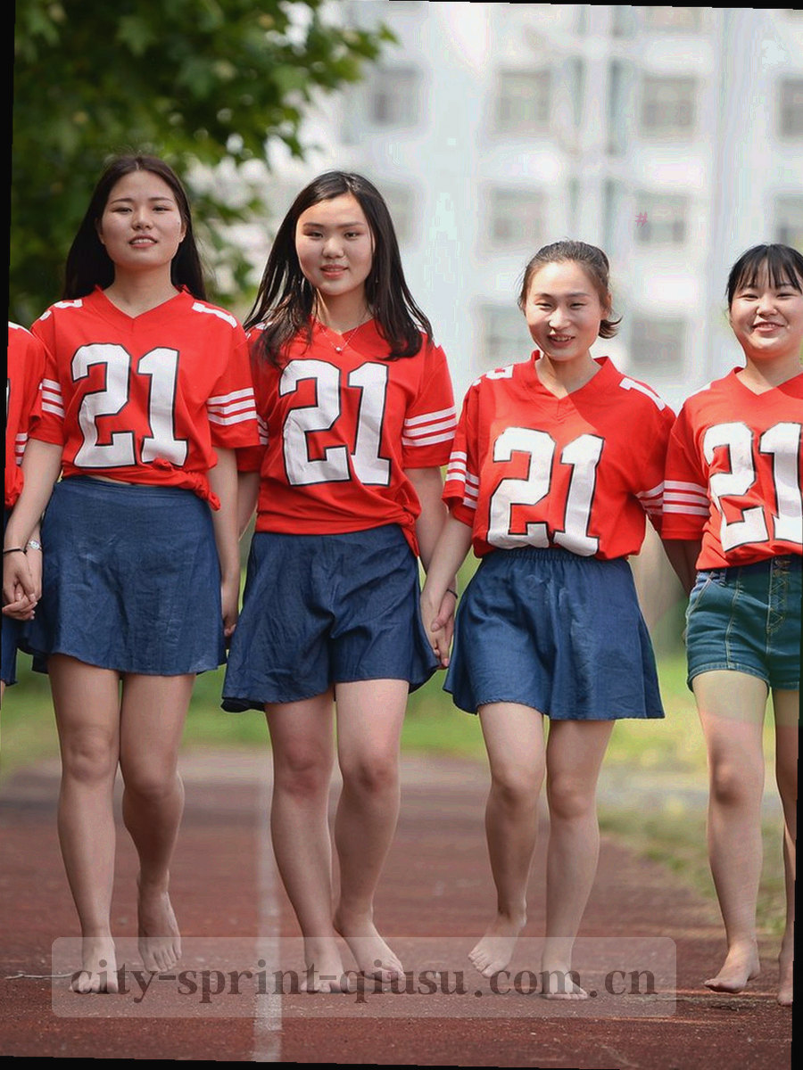 球员动态剪影竖构图，逆光轮廓为主，背景是城市建筑的线条